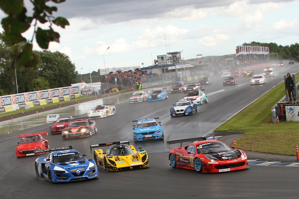 Special Saloon Car feltet er altid en oplevelse på Jyllandsringen også selvom det regner, her fra en af starterne til Grand Prix Danmark tidligere i år
(Foto: Keld Dohm)